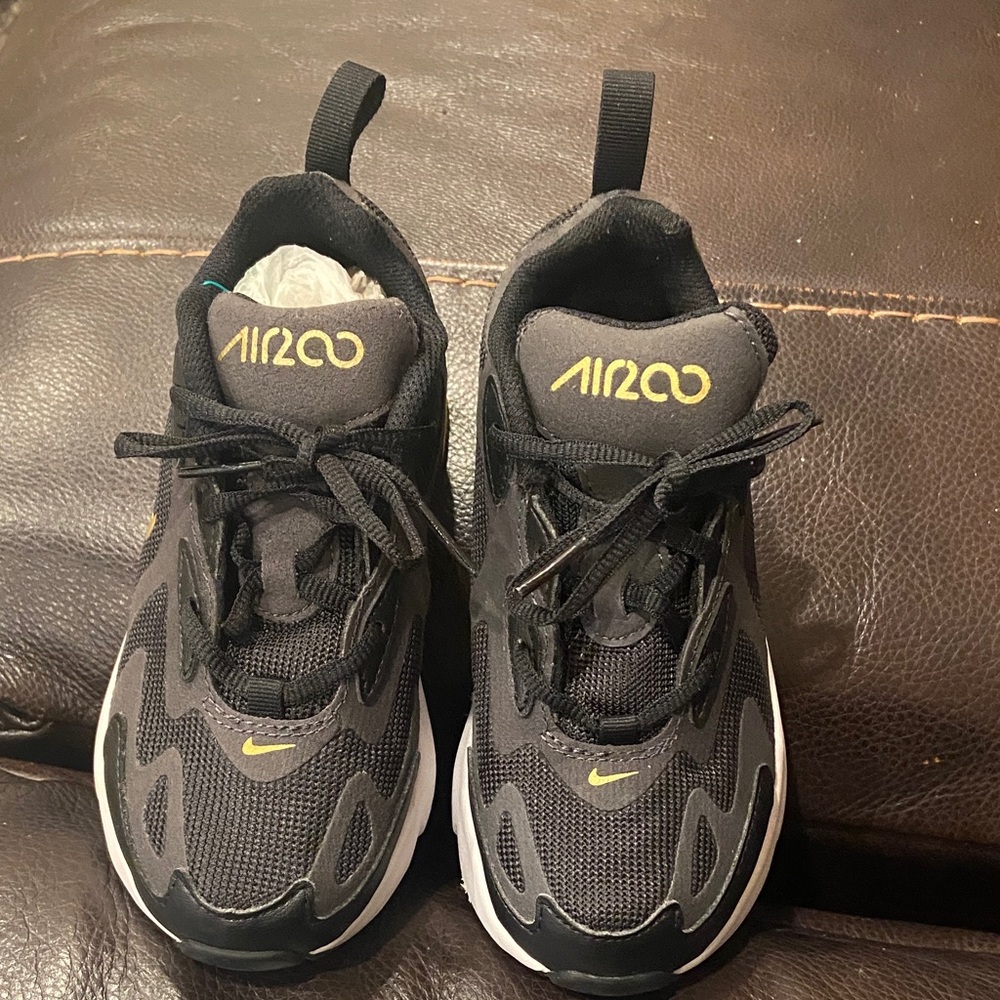 Nike Black and Gold KIDS Air Max 200
Sneakers SIZE 12c - Picture 7 of 13